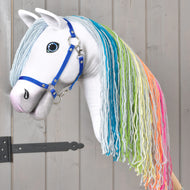 Hobby Horse Rainbow New från LarDen, ett vitt plyschhuvud med blå ögon, kungsblå grimma och lång man av garn i regnbågens färger