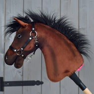 Hobby Horse Roger i vänsterprofil, brun plysch med lång svart man, svart grimma av vävt band och en ljus träkäpp