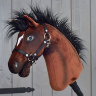 Hobby Horse Roger från LarDen, ett brunt plyschhuvud med raggig svart man av fuskpäls, en liten vit bläs och svart grimma