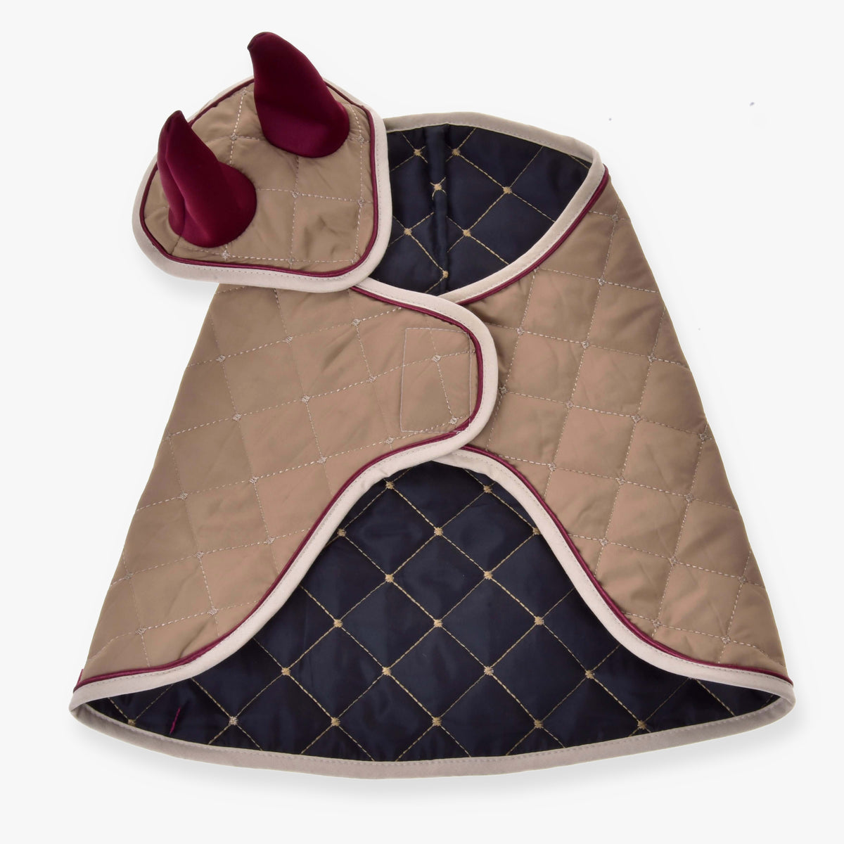 Hobby Horse Set Roma från LarDen, beige quiltat täcke med marinblått foder och flughuva med vinröda öron