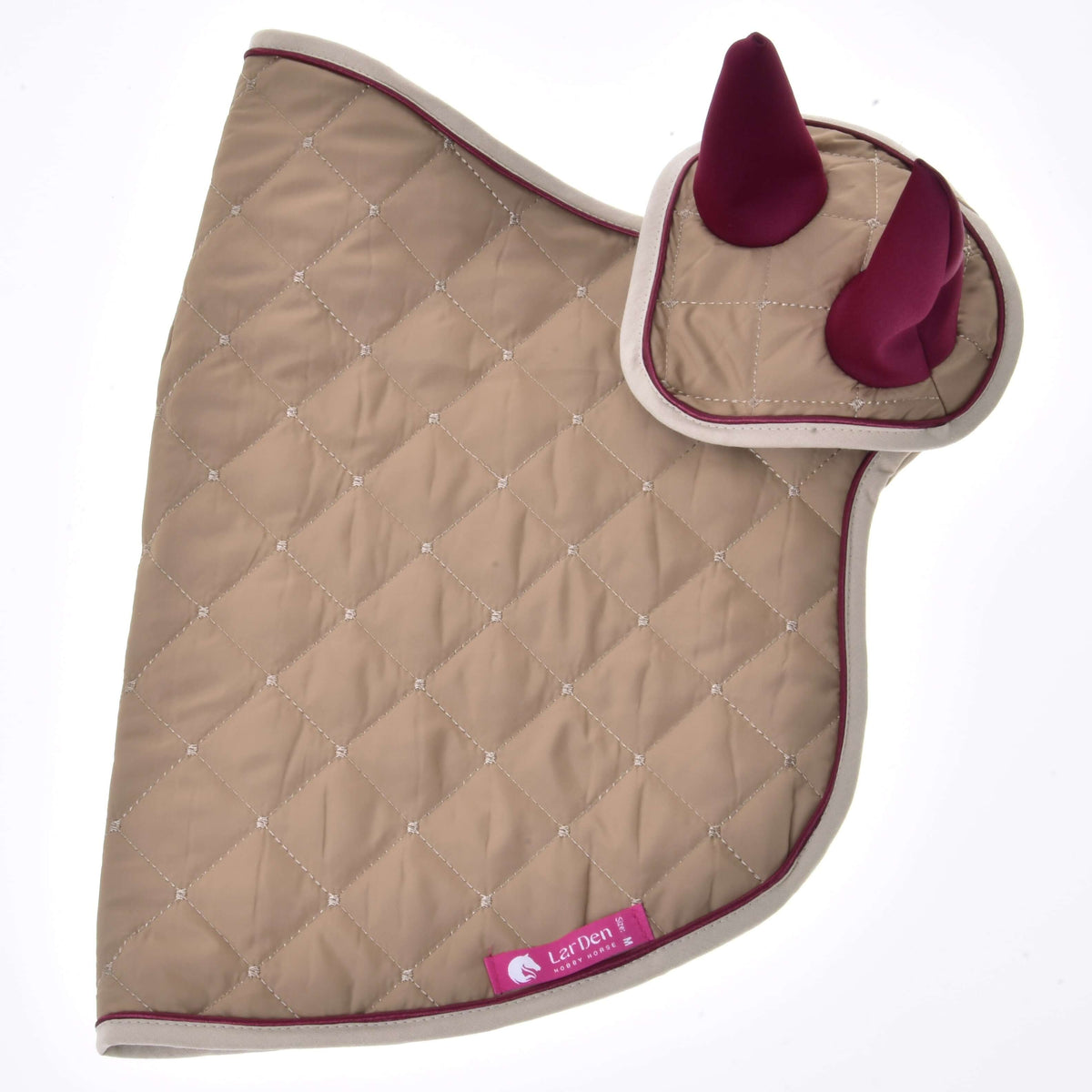 Beige quiltat täcke och flughuva ur Hobby Horse Set Roma utbredda, med vinröd passpoal och rosa etikett från LarDen