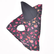 Mask Roxy till Hobby Horse liggande platt, svart stretchtyg med rosa och korallfärgade prickar, ett svart öra och en ögonöppning
