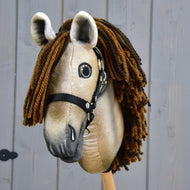 Hobby Horse Ruby i beige framifrån med målade ögon, grå mule och lång man av brunt och fuxfärgat garn