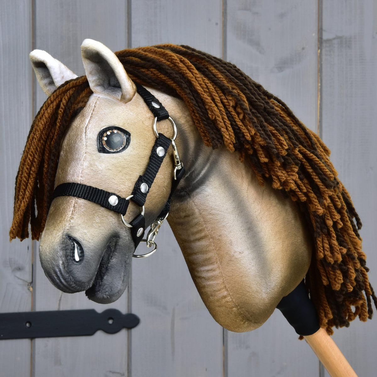 Hobby Horse Ruby från LarDen, en beige käpphäst av rasen mustang med brun man av garn och svart grimma, limiterad kollektion