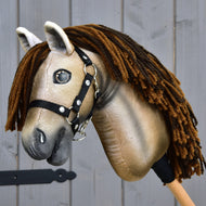 Hobby Horse Ruby från LarDen, en beige käpphäst av rasen mustang med brun man av garn och svart grimma, limiterad kollektion