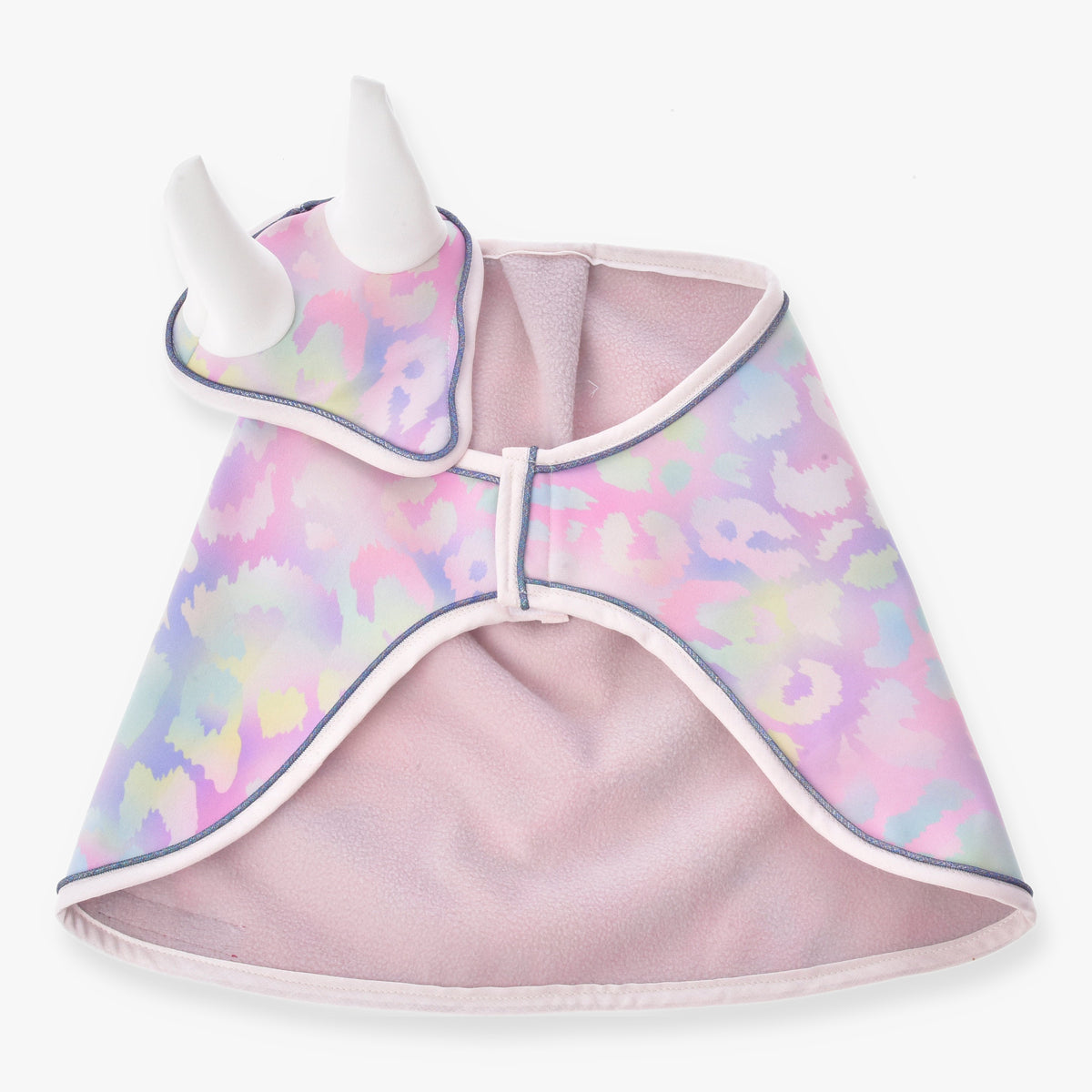 LarDen Hobby Horse Set Pastell Elegance, flughuva och täcke i pastellfärgat leopardmönster med mjukt rosa fleecefoder