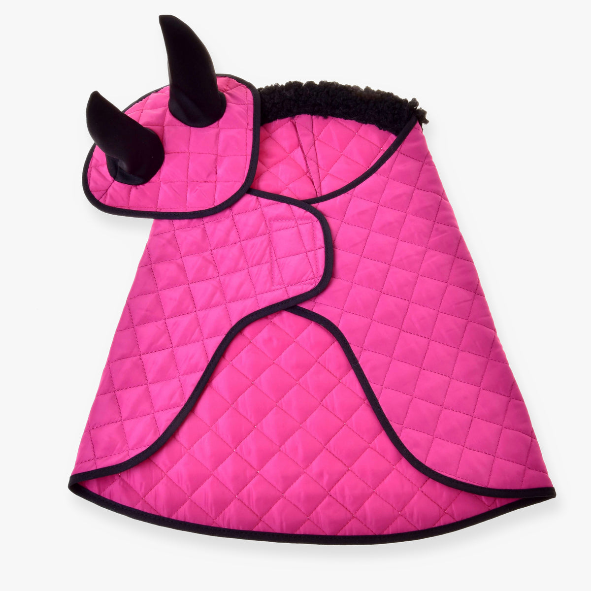 Hobby Horse Set Thermo Pink från LarDen, quiltat rosa täcke med svart pälskrage och flughuva med svarta öron