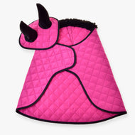 Hobby Horse Set Thermo Pink från LarDen, quiltat rosa täcke med svart pälskrage och flughuva med svarta öron