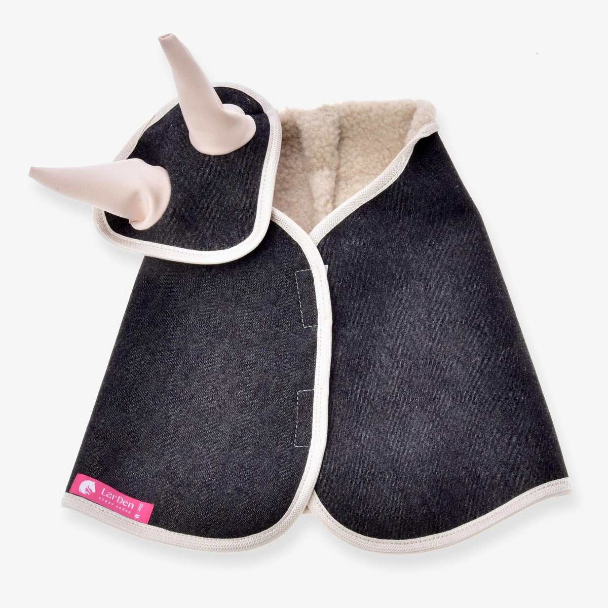 Hobby Horse Set Blue Denim från LarDen: mörkt jeanstäcke och flughuva med beige sherpafoder och krämvit kant