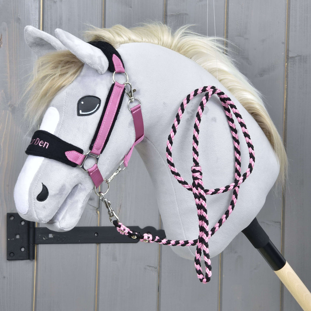 Grå käpphäst i grimman Exclusive Pink med broderad svart nosrem, det rosa och svarta grimskaftet över halsen
