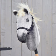 Grå Hobby Horse Silver Dream framifrån med mörkt skuggad mule, fluffig krämvit man och svart nylongrimma