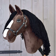 Hobby Horse Sisi med svart grimma från LarDen, ett mörkbrunt käpphästhuvud i plysch med vit bläs och lång svart man av garn