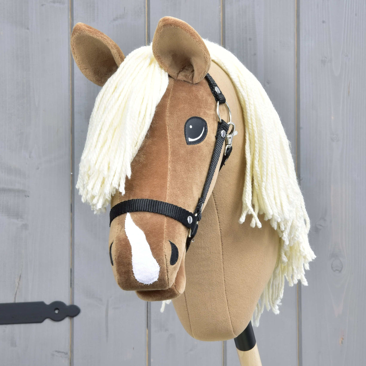 Front view of Hobby Horse Smart with a cream yarn forelock, darker brown shading on the face and a white nose stripe