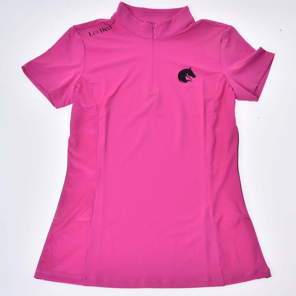 Rosa Hobby Horse T-shirt liggande platt: korta ärmar, ståkrage med dragkedja, svart LarDen-text och hästhuvudslogga