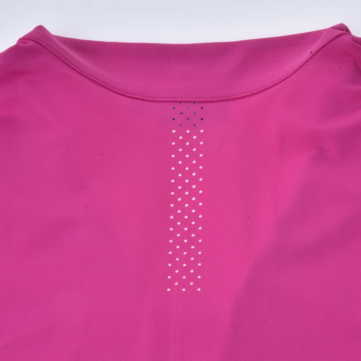 Baksidan av den rosa Hobby Horse T-shirten under kragen, med en lodrät rad av små ventilationshål