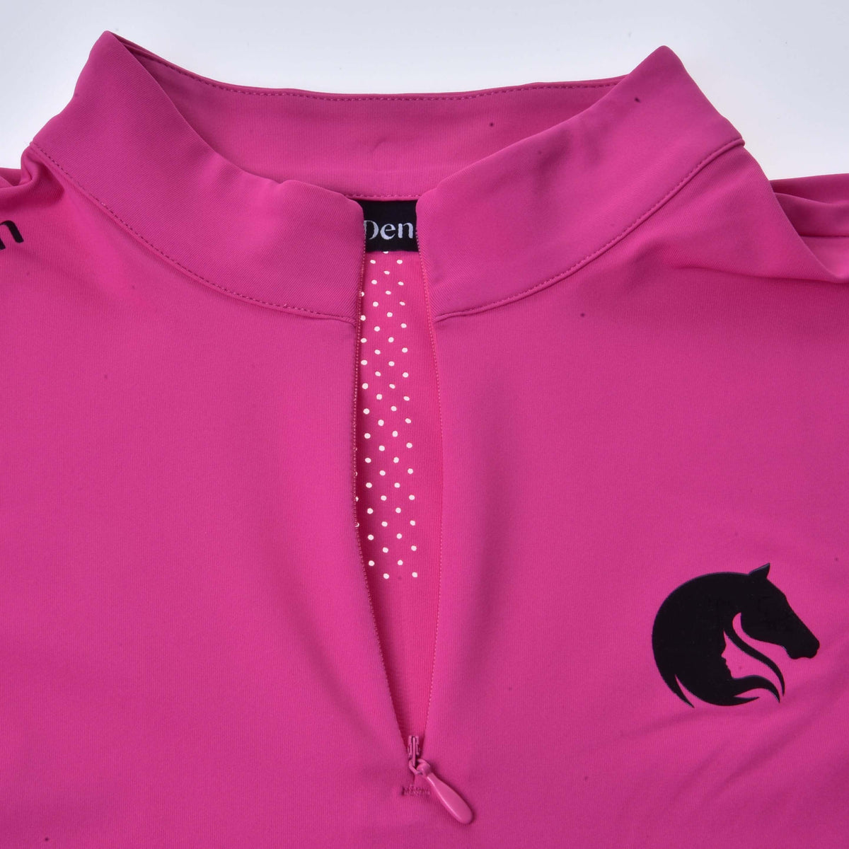 Närbild av ståkragen på den rosa Hobby Horse T-shirten, öppen dragkedja över en perforerad slå och svart hästlogga