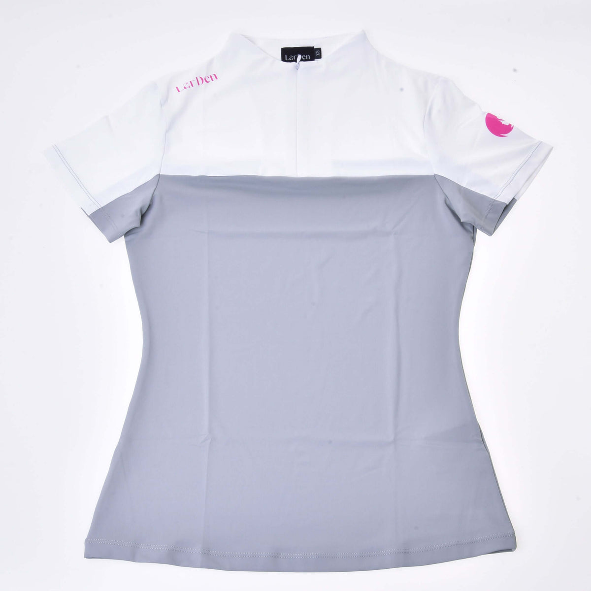 Vit och ljusgrå Hobby Horse T-shirt liggande platt, rosa LarDen-text på bröstet och rosa hästlogga på ärmen