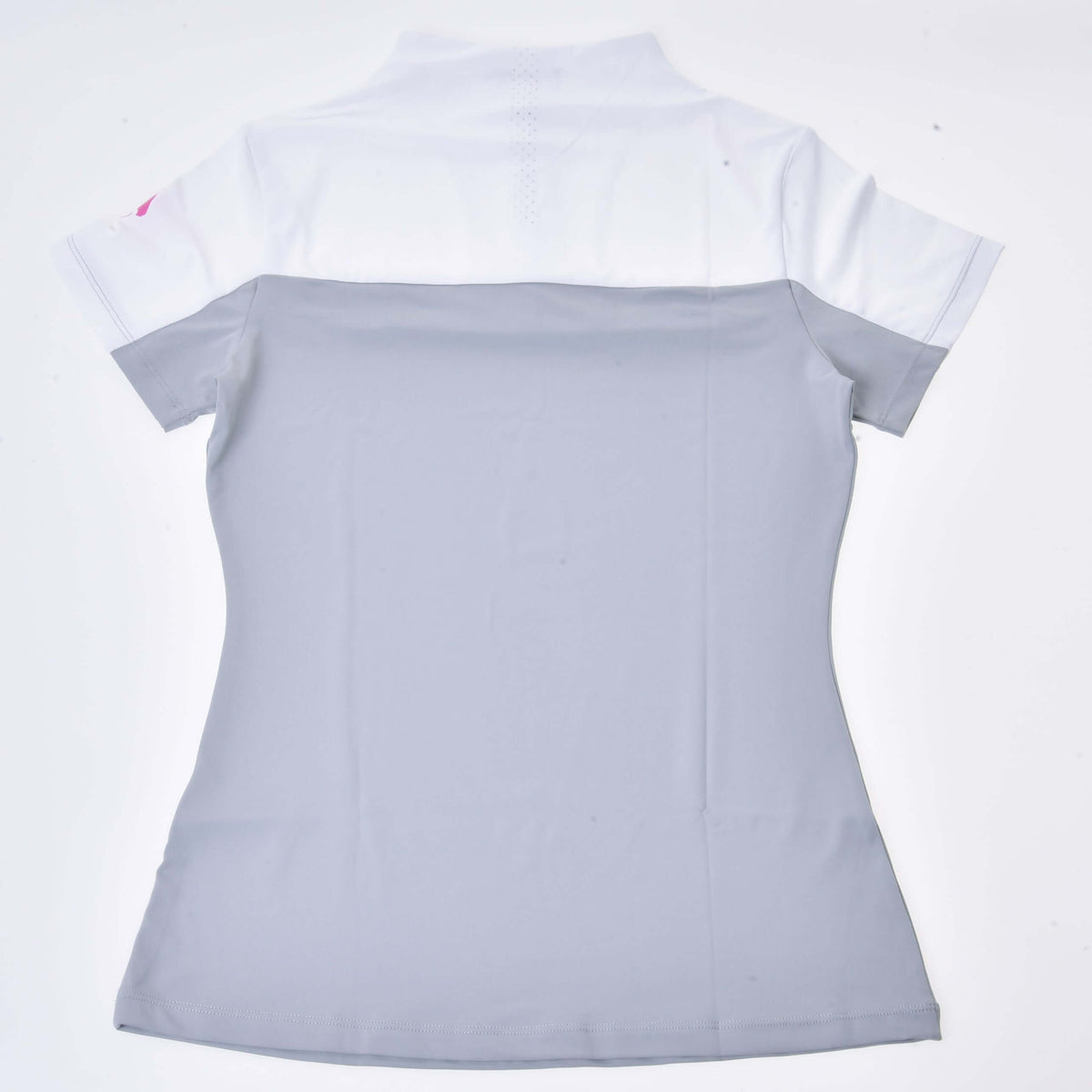 Baksidan av Hobby Horse T-shirt Premium liggande platt, vita axlar över en ljusgrå kropp och korta ärmar