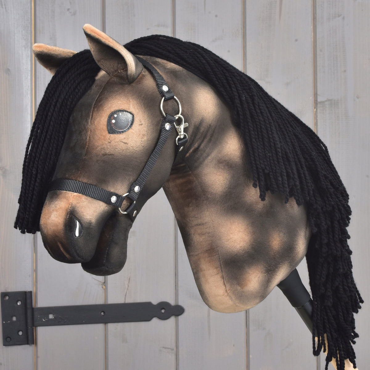 Hobby Horse Stormy med svart grimma från LarDen, ett mörkbrunt apelkastat plyschhuvud med lång svart man av garn