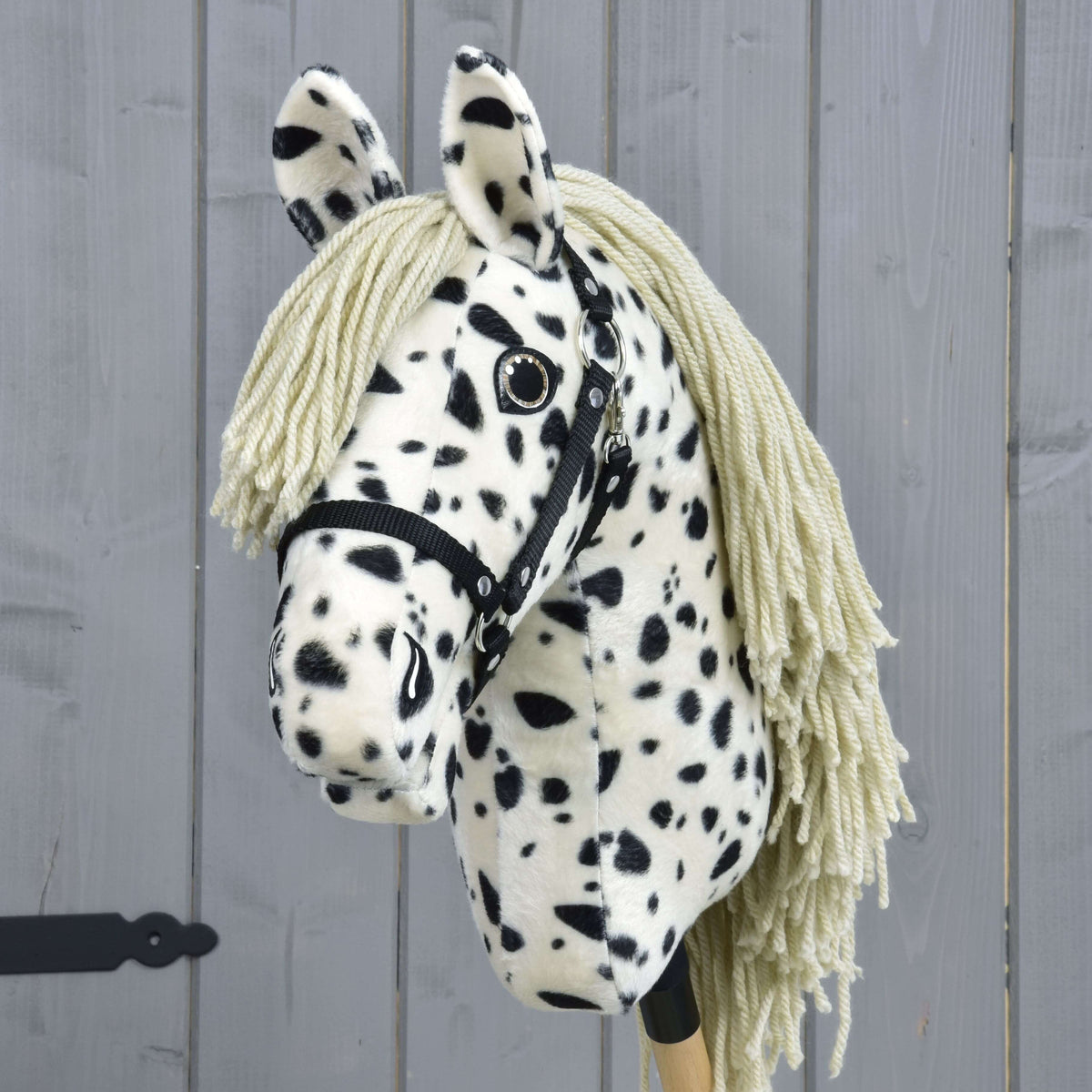 Hobby Horse Lord Valentine framifrån med prickiga öron, sandfärgad pannlugg av garn och ögon med silverkant