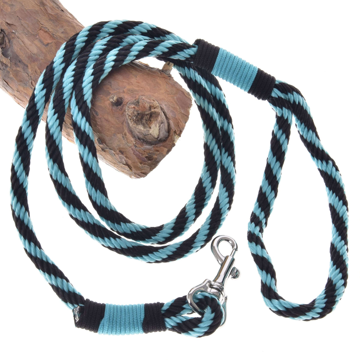 Hobby Horse grimskaft med gröna ränder från LarDen, ett grimskaft av tvinnat rep i svart och grönt med silverfärgad karbinhake på en gren