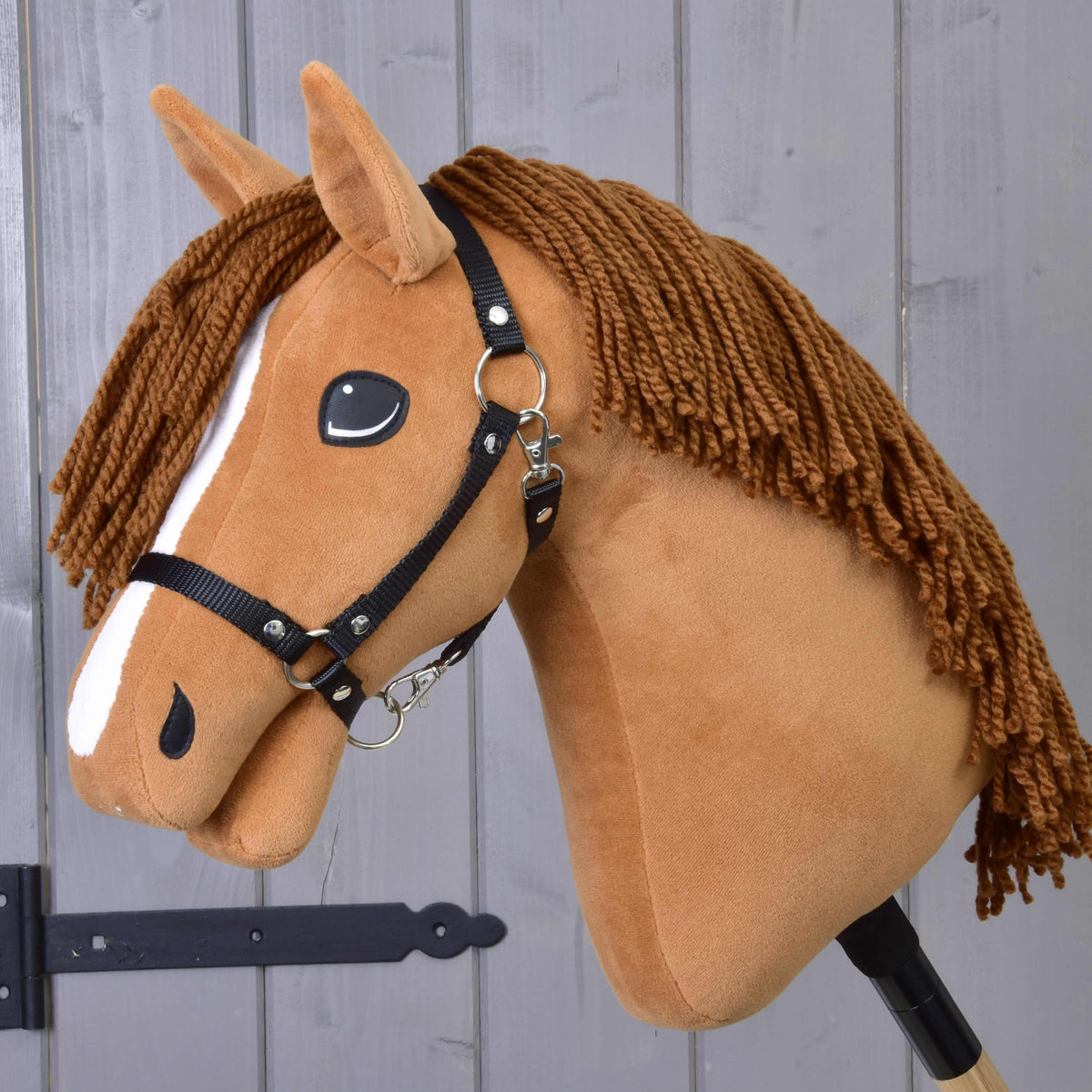 Hobby Horse Wendy med svart grimma från LarDen, ett fuxfärgat plyschhuvud med vit bläs och brun man av garn