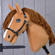 Hobby Horse Wendy med svart grimma från LarDen, ett fuxfärgat plyschhuvud med vit bläs och brun man av garn