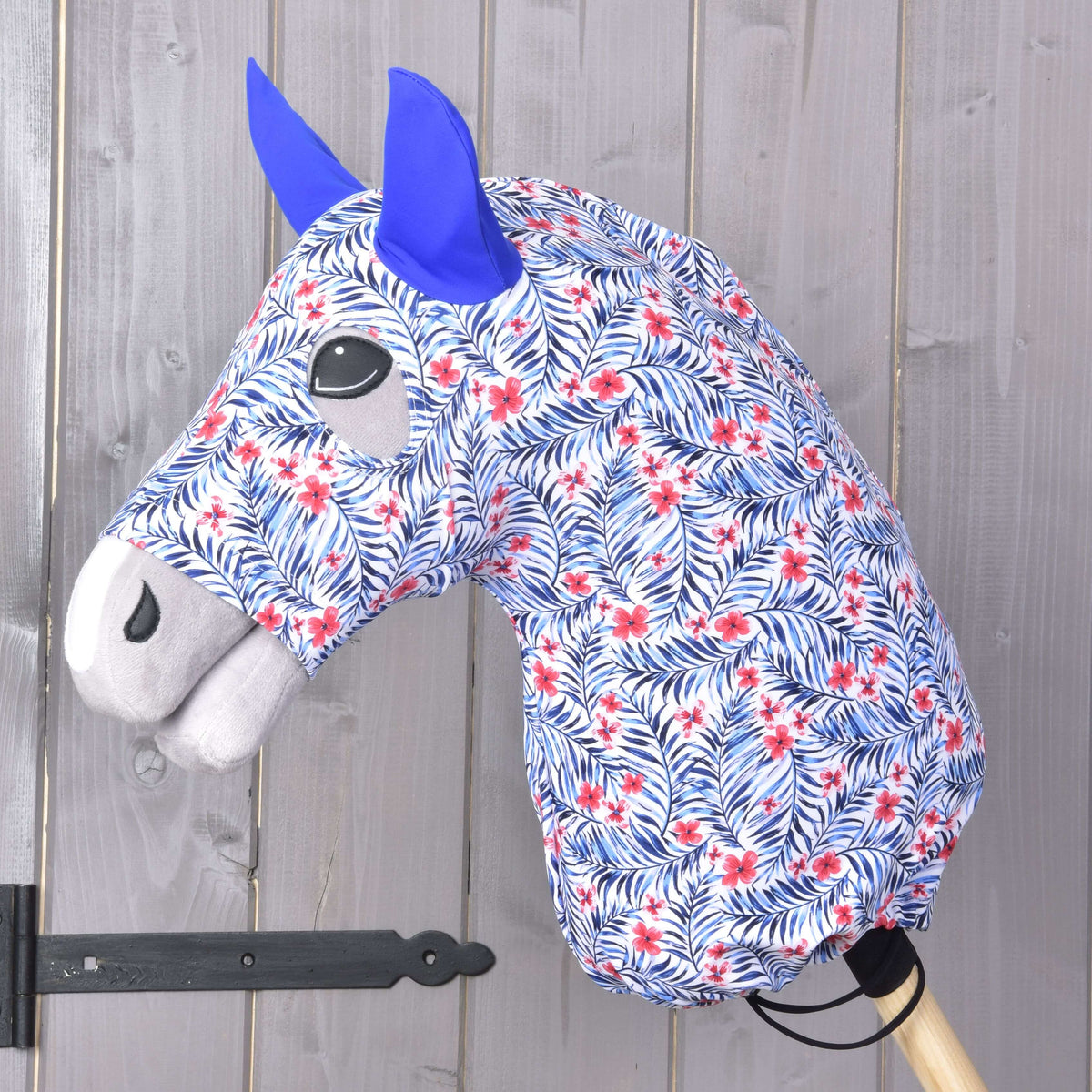 Hobby Horse skyddsdräkt Avatar (Lycra) från LarDen på ett grått huvud, vit med blå palmblad, röda blommor och blå öron