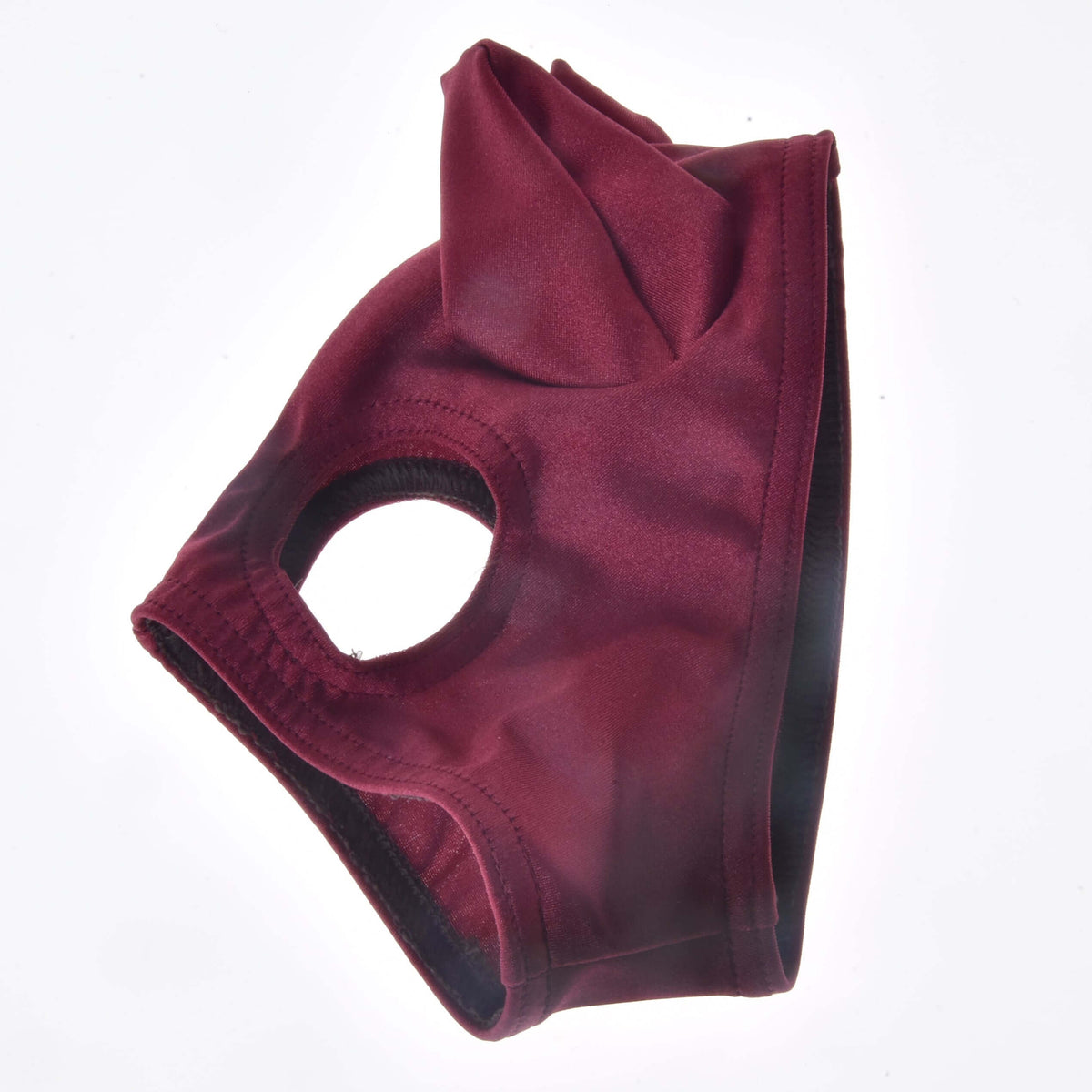 Mask Barn Red till Hobby Horse, hopvikt på vit bakgrund så att ett spetsigt öronskydd och ett runt ögonhål syns