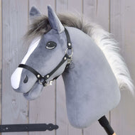 Hobby Horse Beauty med svart grimma från LarDen, ett mörkgrått käpphästhuvud i plysch med vit bläs och man av päls från grått till vitt