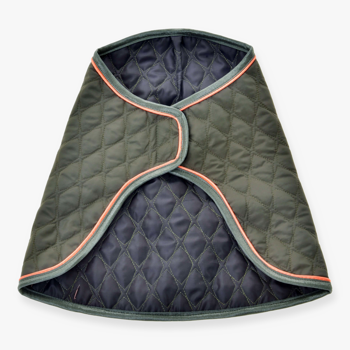 Hobby Horse täcke Sport från LarDen, olivgrönt quiltat täcke med orange passpoal, uppslaget så att det marinblå fodret syns