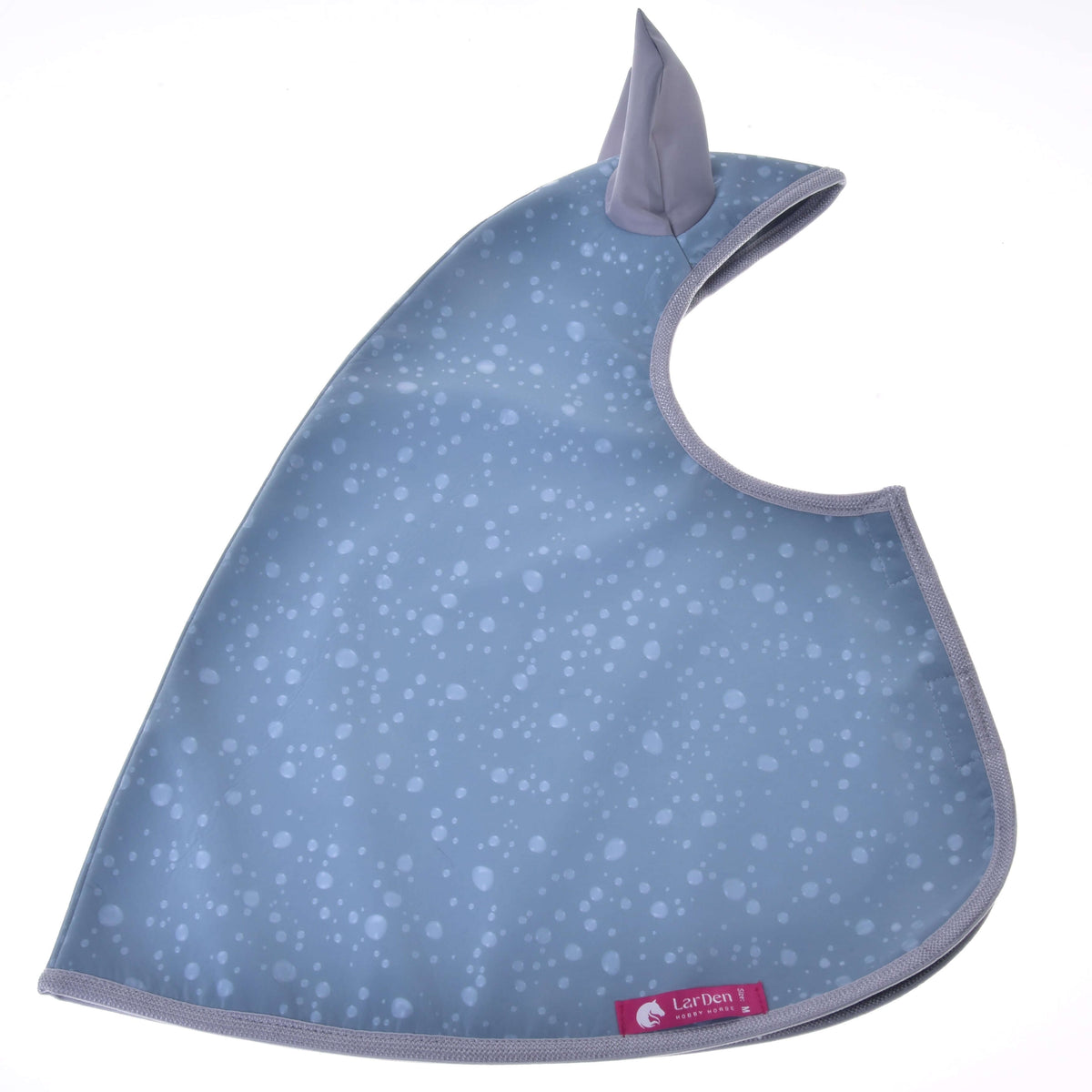 Hobby Horse regntäcke Blue Drops utbrett på vit bakgrund: blågrått med ljusa droppar, grått öra, grå kant och rosa etikett från LarDen