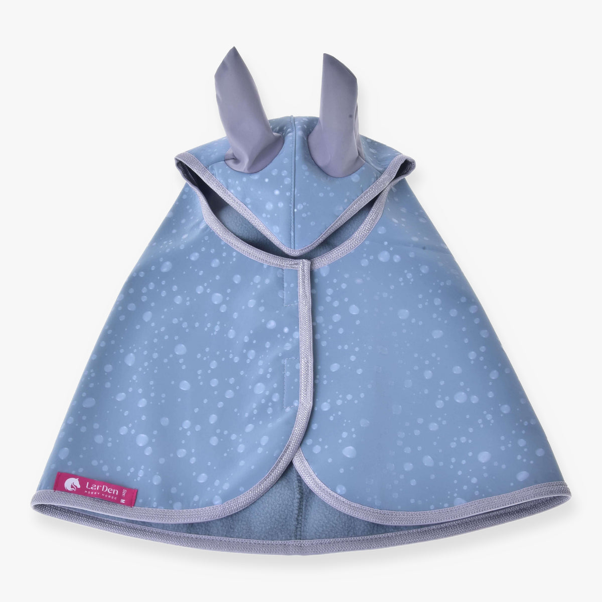 Hobby Horse regntäcke Blue Drops från LarDen ovanifrån, dovt blått med ljusa droppar, två grå öron och mjukt fleecefoder