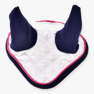 Hobby Horse flughuva Number 1 från LarDen i vit quiltad satin med marinblå öronskydd, rosa passpoal och marinblått kantband
