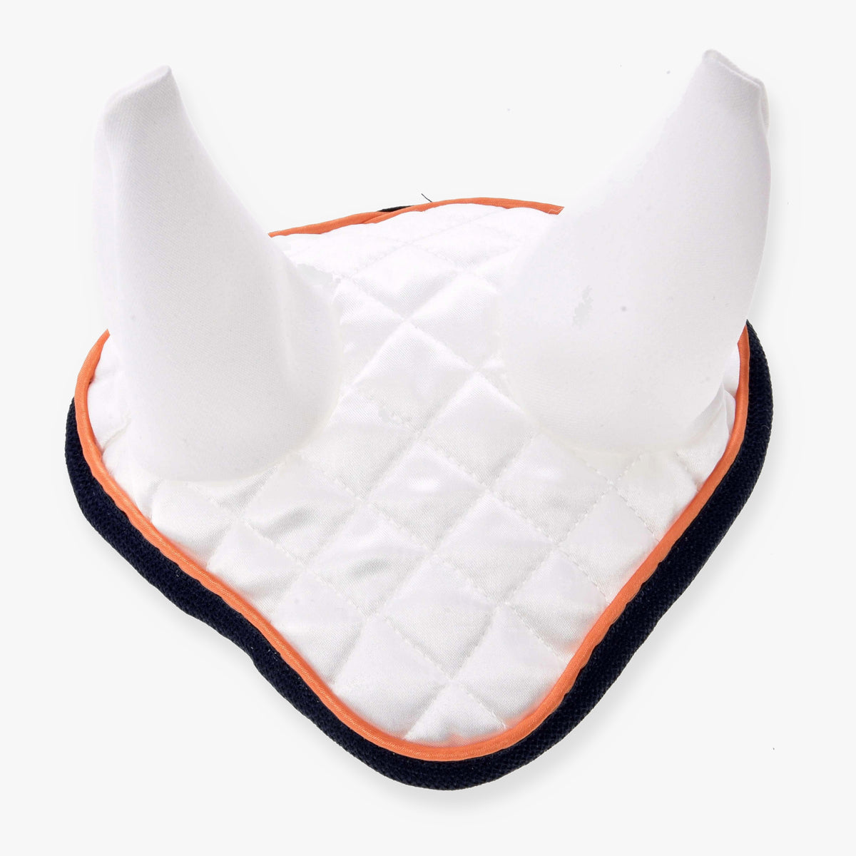 Hobby Horse flughuva Speedy från LarDen i vit quiltad satin med vita öronskydd, orange passpoal och marinblått kantband