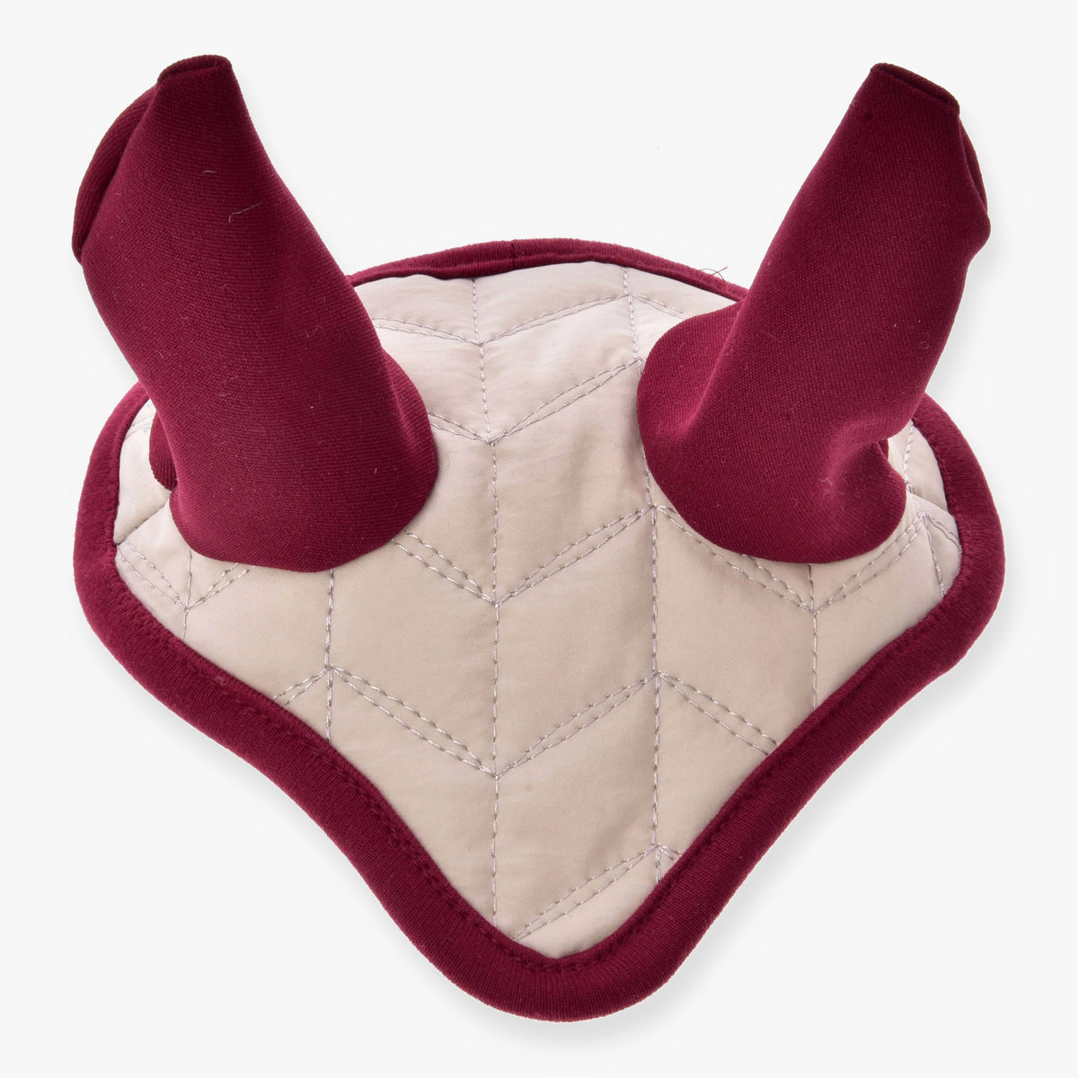 Hobby Horse flughuva Maroon Star från LarDen med vinröda öron och kantband på en krämvit panel quiltad i chevronmönster
