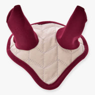 Hobby Horse flughuva Maroon Star från LarDen med vinröda öron och kantband på en krämvit panel quiltad i chevronmönster