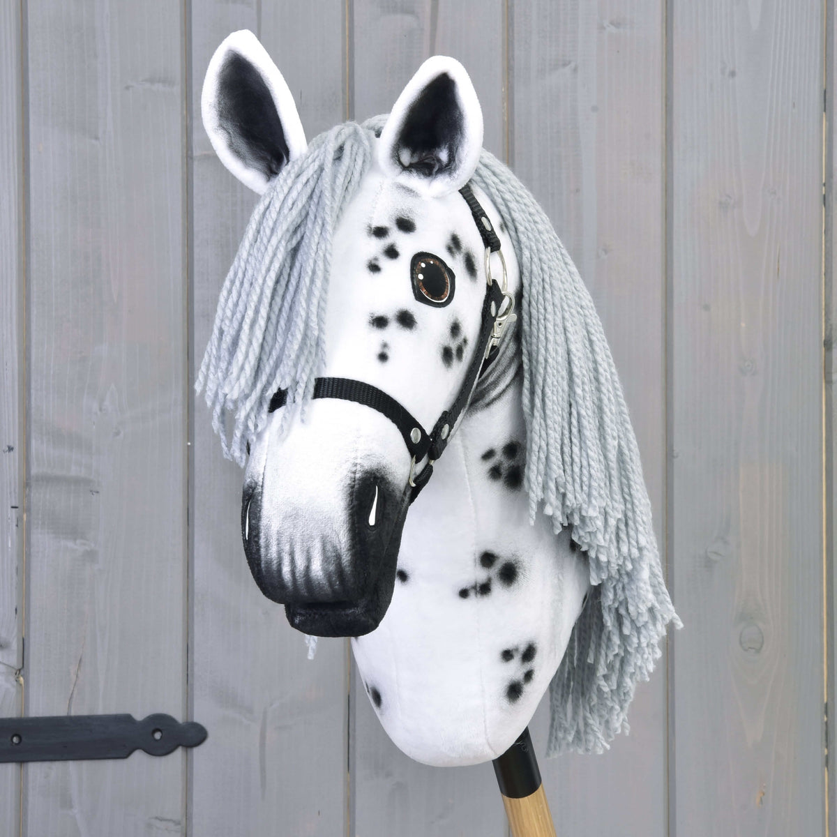 Front view of Hobby Horse Chantal with a grey yarn forelock, white ears with dark insides and a shaded dark muzzle
