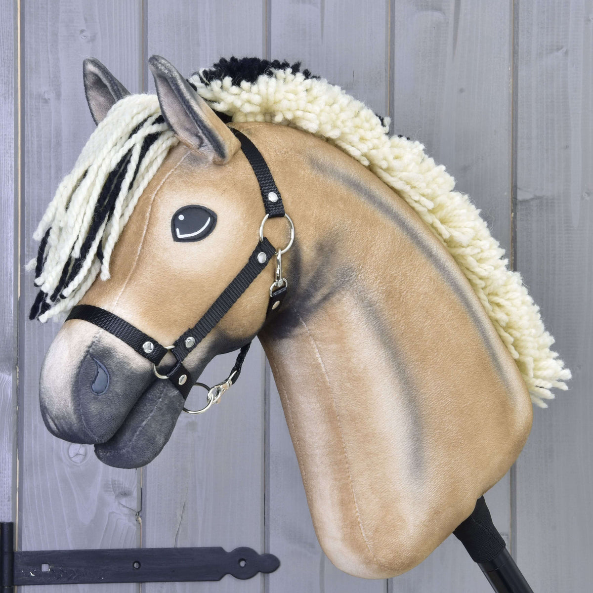 Hobby Horse Colby med svart grimma från LarDen, ett blackt käpphästhuvud i plysch med krämfärgad och svart man och mörkgrå mule