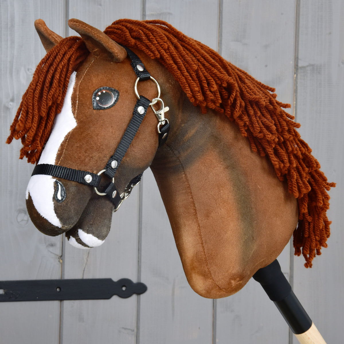 Hobby Horse Cooper med svart grimma från LarDen, ett kastanjebrunt plyschhuvud med vit bläs och kopparfärgad man av garn