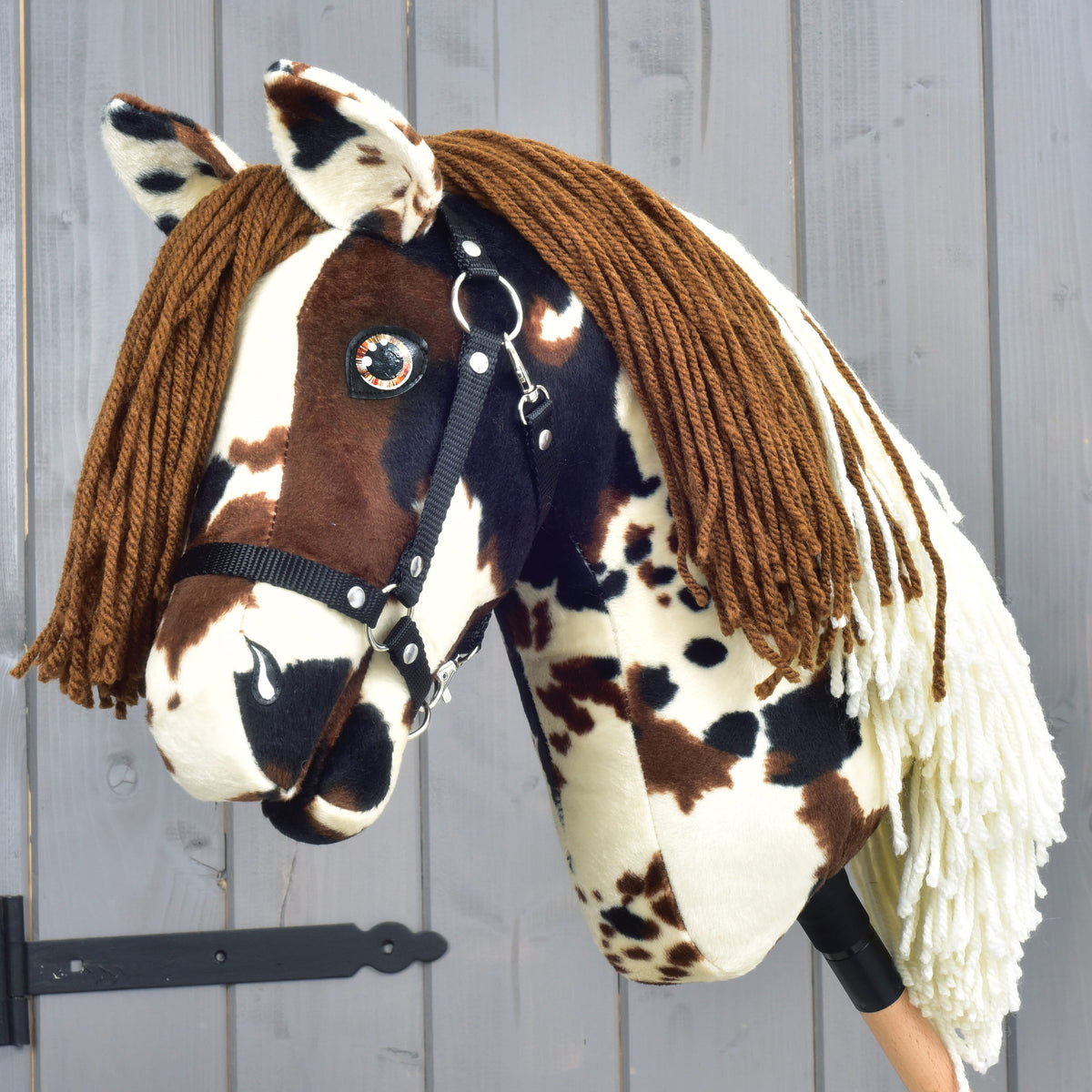Hobby Horse Dakota med svart grimma från LarDen, krämvit plysch med bruna och svarta fläckar och en brun och krämvit man av garn