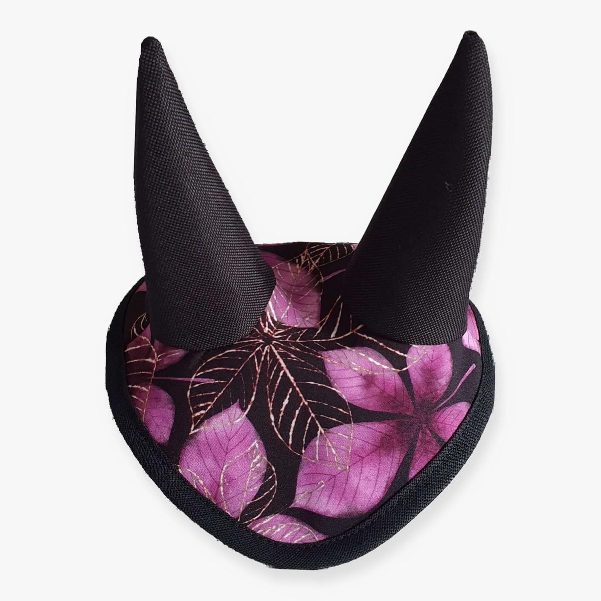 Hobby Horse flughuva Chestnut Purple från LarDen med lila kastanjeblad på svart botten och svarta öronskydd av nät