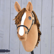 Hobby Horse Edward framifrån med bred vit bläs, brun pannlugg av garn och svart grimma