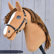 Hobby Horse Edward med svart grimma från LarDen, ett fuxfärgat käpphästhuvud i plysch med vit bläs och tvåfärgad brun man av garn
