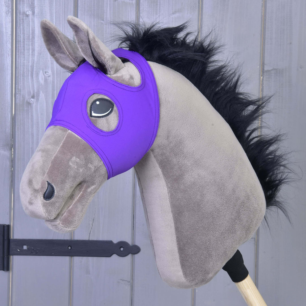 Mask utan öron Indigo från LarDen i klar violett på en gråbrun käpphäst med raggig svart man