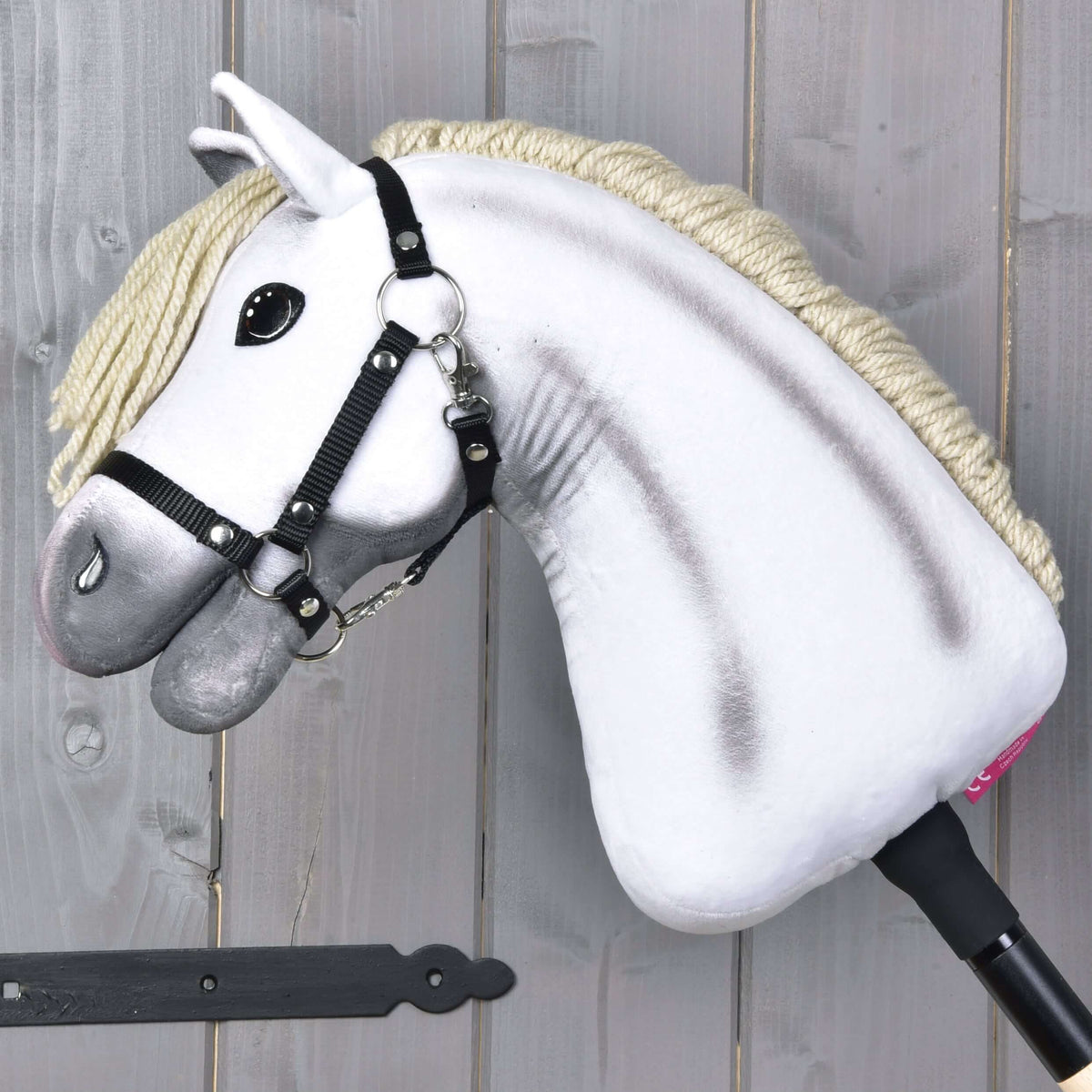 Hobby Horse Little Lady med svart grimma från sidan, grå airbrushad skuggning på den vita halsen och svart käpp