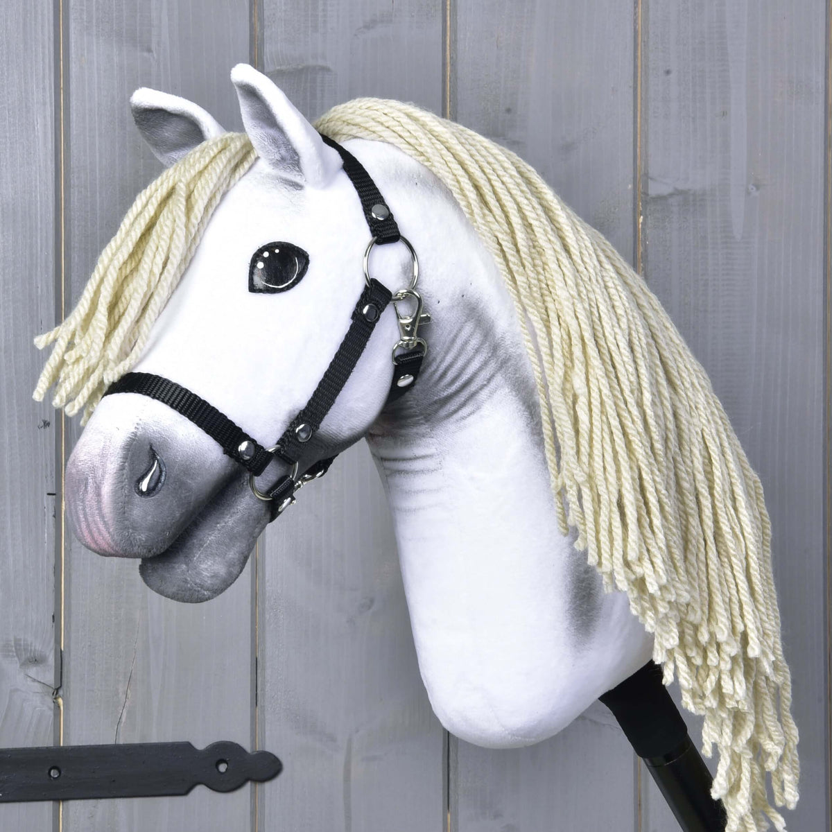 Hobby Horse Little Lady med svart grimma från LarDen, vitt plyschhuvud med gråskuggad mule och lång krämvit man av garn