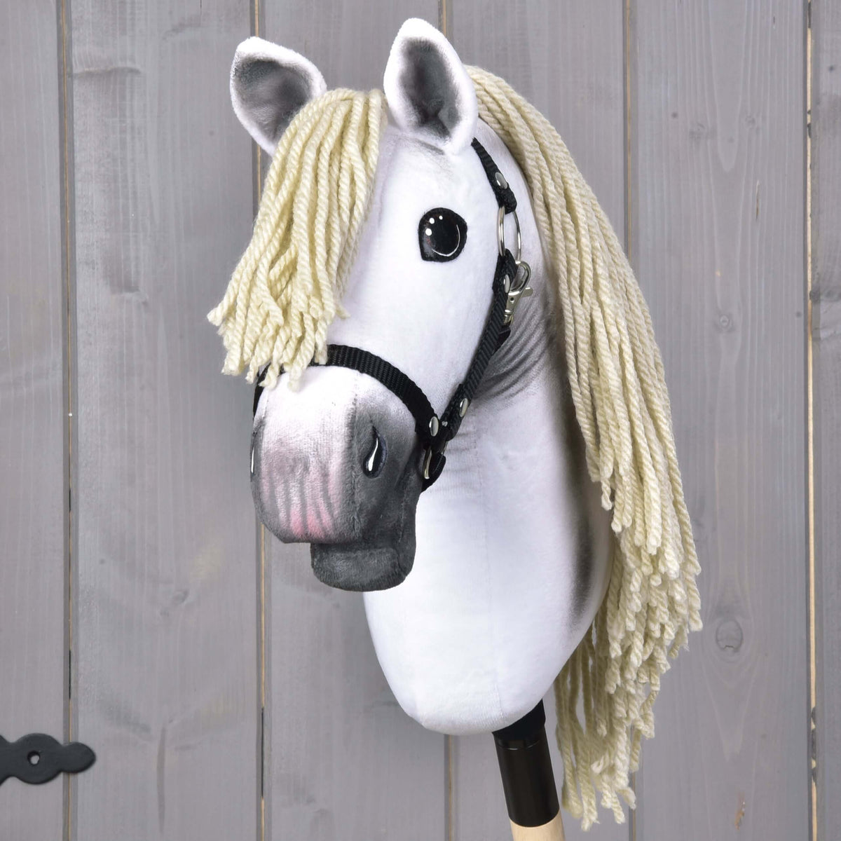 Hobby Horse Little Lady med svart grimma framifrån, krämvit pannlugg, grå inneröron och grå mule med rosa ton