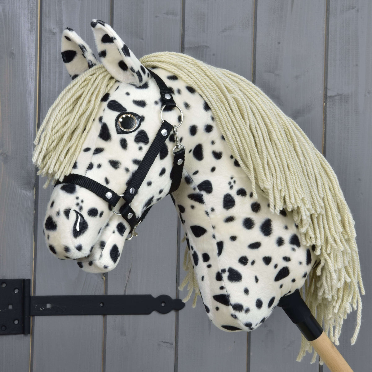 Hobby Horse Lord Valentine med svart grimma från LarDen, ett krämvitt plyschhuvud med svarta prickar och lång sandfärgad man av garn