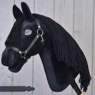 Hobby Horse Mahal med svart grimma från LarDen, ett svart käpphästhuvud i plysch med lång svart man av garn, sidovy